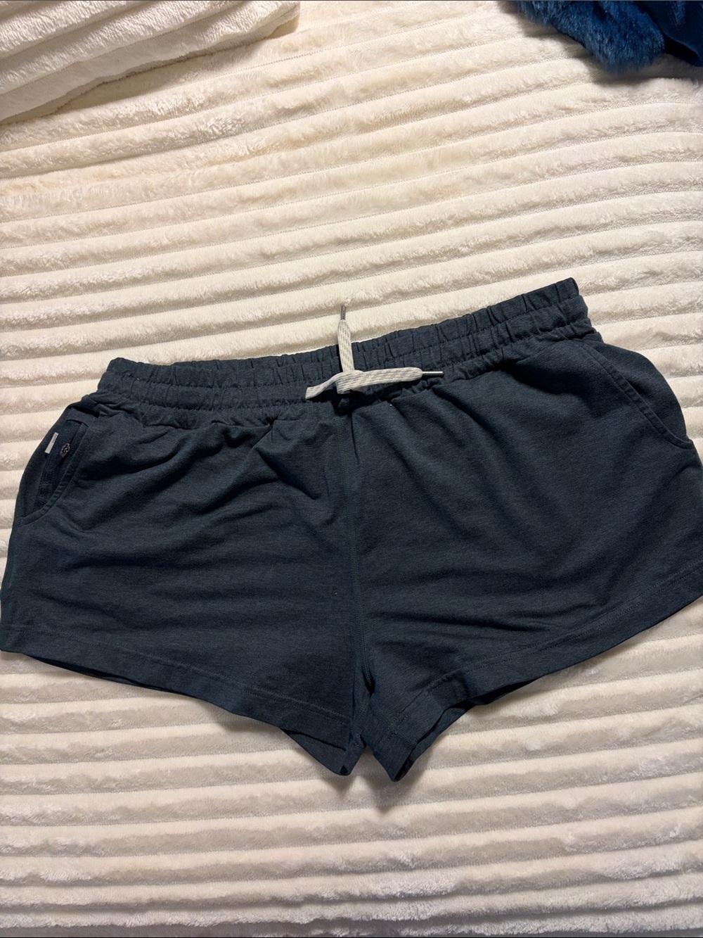 Vuori performance shorts women’s large